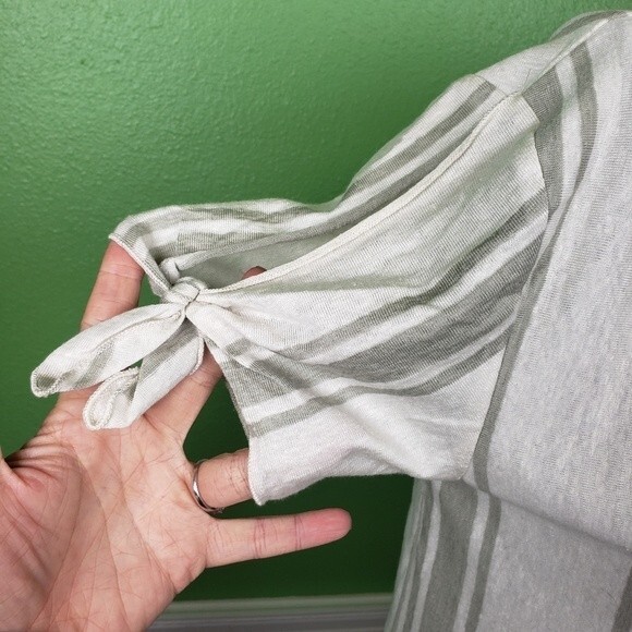 Chaser Women's Grey White Vertical Stripe Long Tunic Top Size Medium - Picture 2 of 8